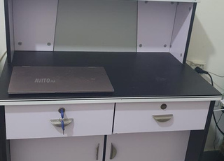 Bureau qualite superieur etagere et placard inclus