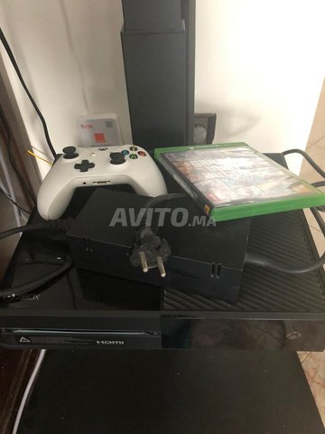 XBOX ONE avec 2 Manettes - GTA V et jeux intégrés