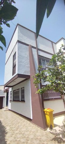 على بُعد خطوات من الرباط – فيلا مشمسة في حي السلام