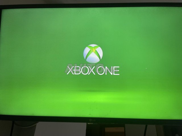 Xbox One S tres bon etat avec 2 manettes original