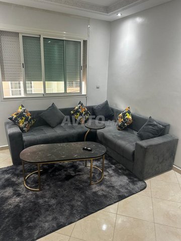 fauteille et la table o tapis 