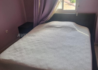 lit a vendre avec une table