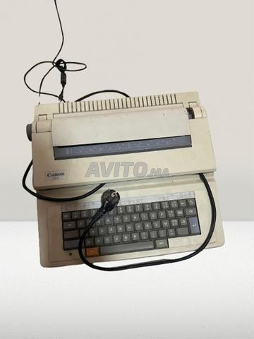 الة كتابة قديمة.   vintage . 