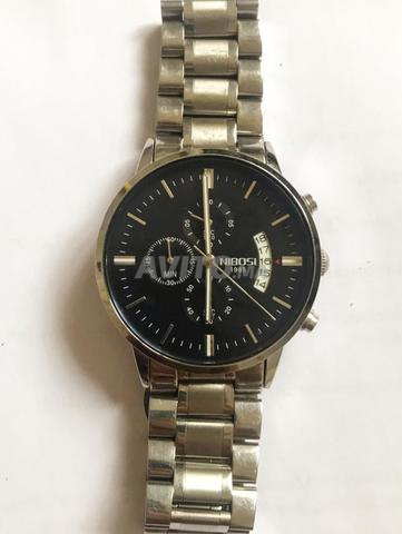 multifonction montre argent fond bleu