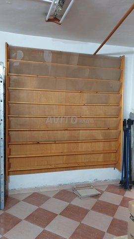 Étagères et comptoir en bois 