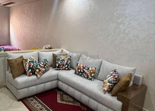 Canapé gris clair en forme de L