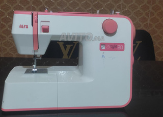 آلة الخياطة 