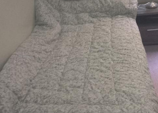 Lit, Chevet, Armoire et Réchaud