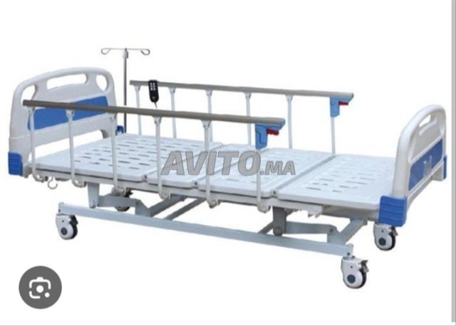 Lit médical électrique avec matelas anti escarre