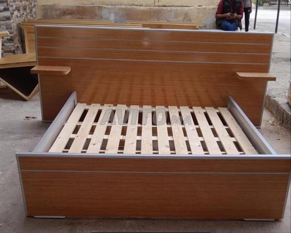 غرفة نوم للبيع من خشب نوعية جيدة ، مرآة و درج