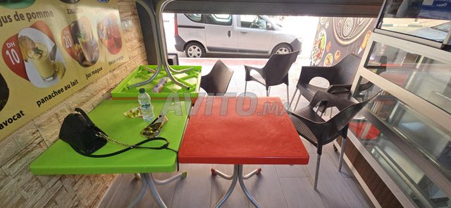 6 tables et 8 chaises a vendre en lot