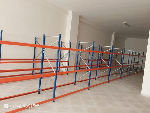 Rayonnage mi lourd disponible en stock
