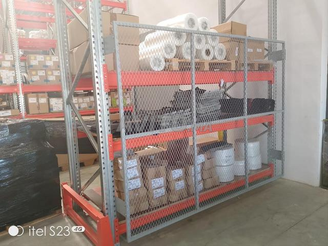 Rayonnage mi lourd disponible en stock