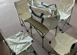 طاولة مع 4 كراسي قابلة للطي للخرجات صيفية  