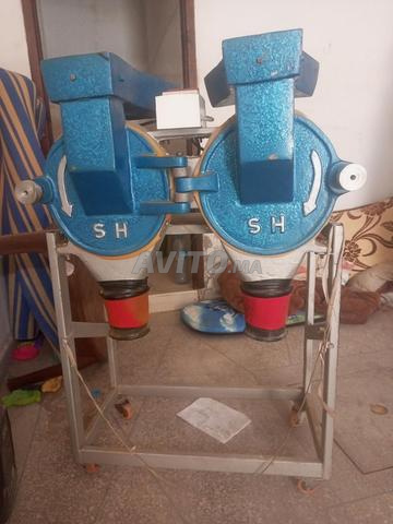 ماكينات ديال العطرية و معاهم جوج كوكوطات