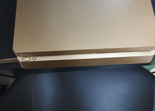 PS4 dorée plus manette, câbles et chargeur