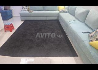 tapis en état presque neuf couleur noir