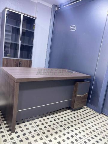 مكتب أنيق مع خزانة زجاجية مثالي لمكتبك أو منزلك - 2