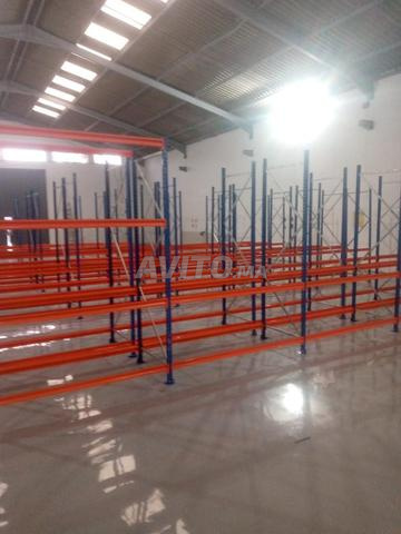 Rayonnage Mi-Lourd de Haute Qualité Disponible