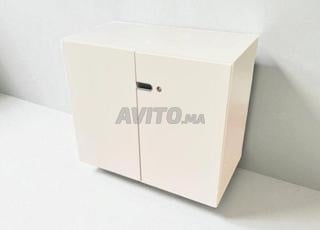 خزانة منخفضة Vitra ببابين متأرجحين من الخشب