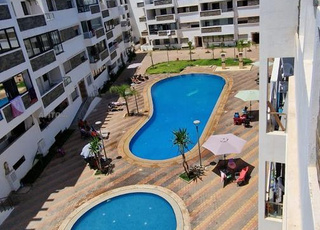 Appartement vue piscine proche de deux plages 