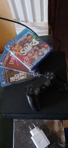PS4 Slim 800GB et Manette et 5 Jeux CD Très propre