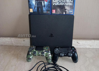 PS4 SLIM ,2 manettes , 2 jeux 