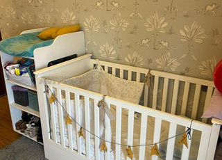 lit bébé unisex avec matelas et commode avec roues