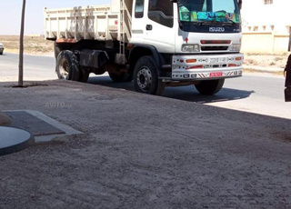 camion benne ISUZU