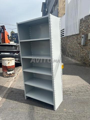 Rayonnage avec fond et parois pour stockage 