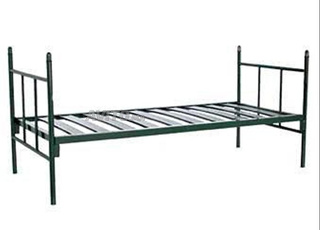 un lit métallique disponible