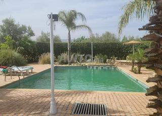 villa avec piscine dans une ferme