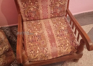 bureaux , chaises , livres aux enfants ,matelas   