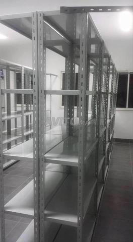 rayonnage métallique disponible