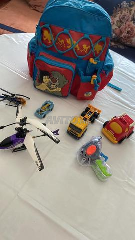 Sac à dos et jouets pour enfants en excellent état - 2
