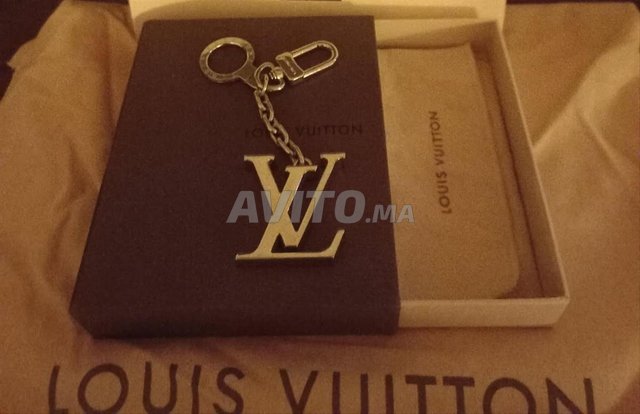 LOUIS VUITTON SUPERBE PORTE CLES Initiale LV  