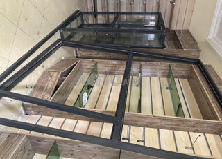 vitrine et articles décoratis