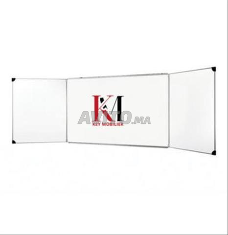 tableau blanc avec chaise iso avec écritoire