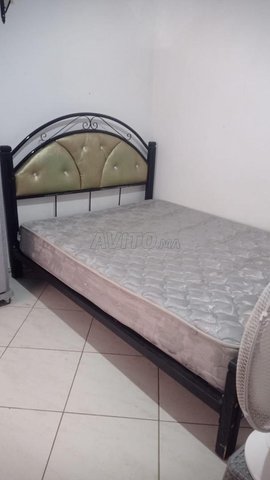 un lit avec matela pour 2 personnes 