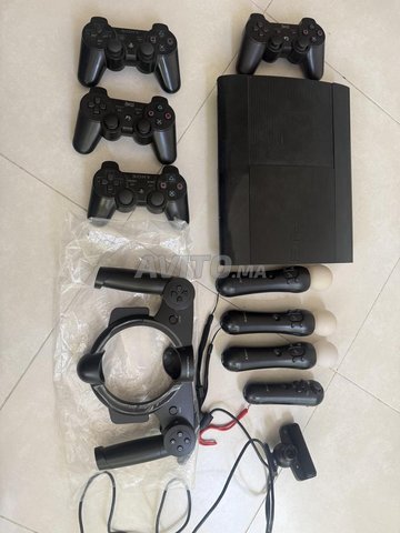 PS3 avec Manettes et PlayStation Move et des Jeux