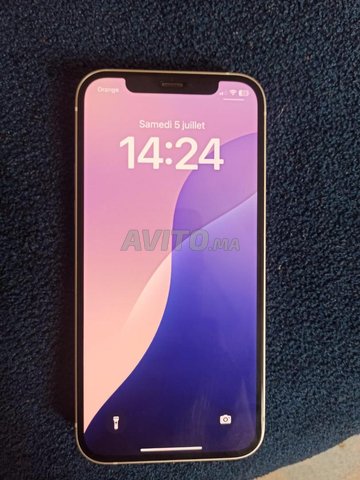 iphone 12 normal en tres bon etat 