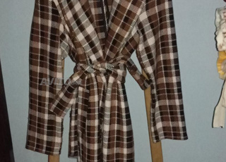 Manteau à carreaux blanc et marron 