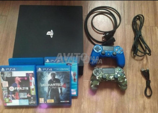 PS4 Pro 1TB avec 2 manettes et jeux