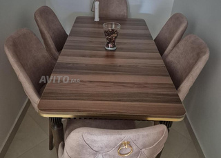 table à manger avec ses chaises. presque neuf