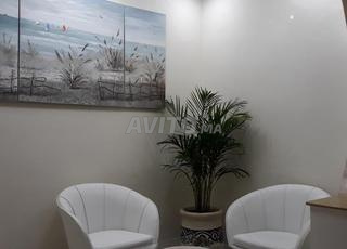 Deux chaises simili cuir et table en verre trempé