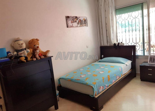 Chambre enfant lit chevet commode