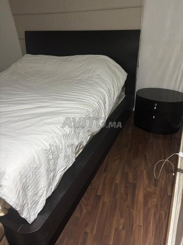 lit avec 2 tables de nuit et coiffeuse et miroir 