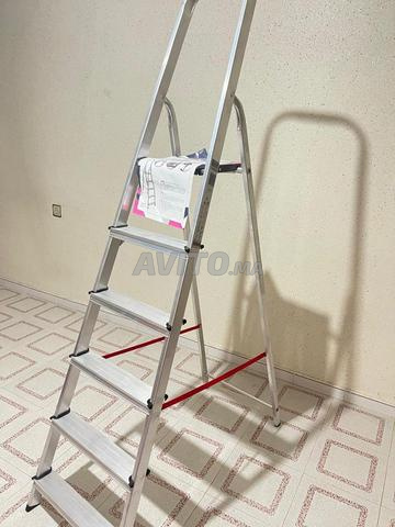 سُلَّم جديد للبيع لم يُستعمل من قبل نهائياً