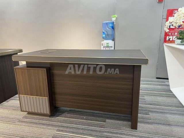  Bureau de direction foncé avec finitions dorées 