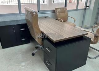 مكتب مع وحدة إرجاع وأدراج